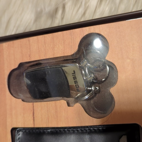 Brand New Fossil wallet & keychain in collectors tin - Picture 3 of 5